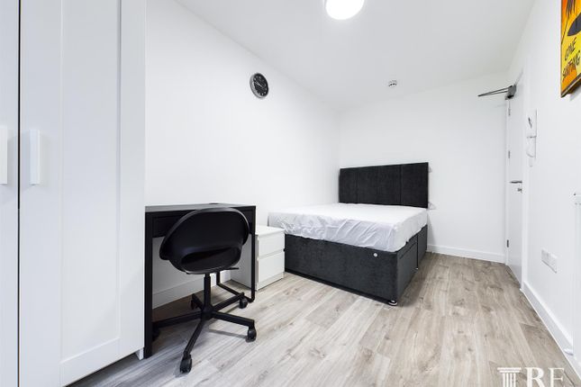 Studio house on Reynolds Drive, Edgware, £825/mo