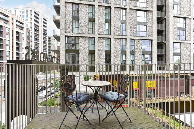 207, London photo 3