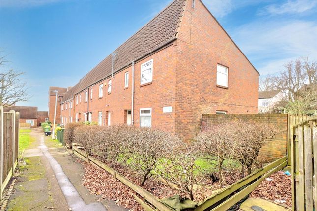47, Helmores, Basildon photo 2