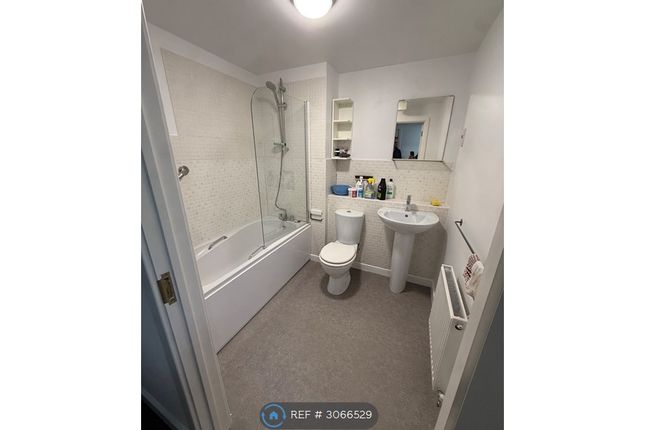 Flat, Hill House Defence Close, London photo 3