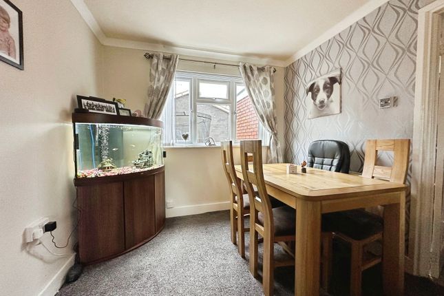 21, Fareham Crescent, Merryhill, Wolverhampton photo 4
