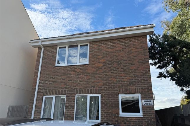 1-bed flat on Station Road Rainham, Gillingham, £140,000