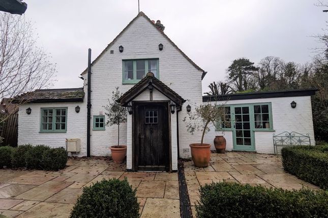 Thumbnail Cottage for sale in London Road, Aston Clinton, Aylesbury
