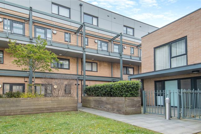 Flat to rent in Flamsteed Close, Cambridge