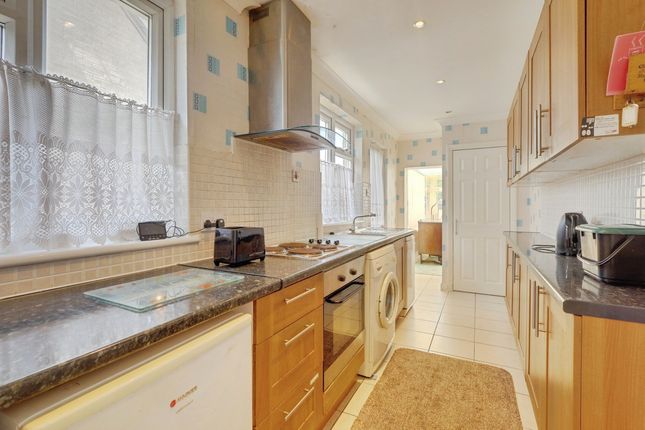 35, Church Road Benfleet, Benfleet photo 4