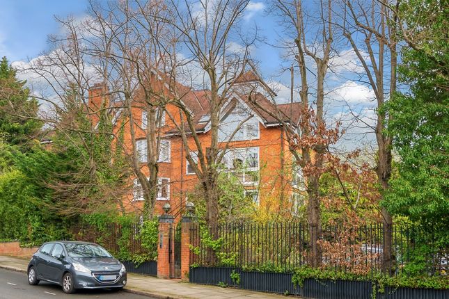 Flat to rent in Bracknell Gardens, London
