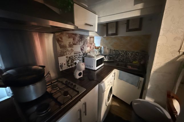 17, Parratt Row, Bradford photo 5