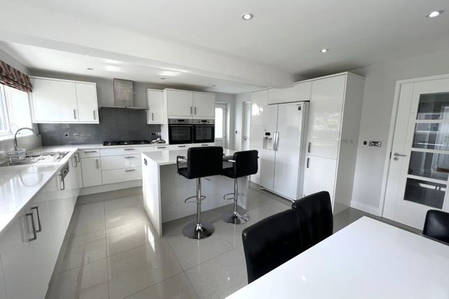 Detached house to rent in Kestrel Close, Guildford
