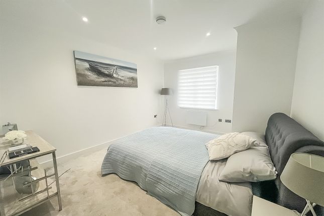 Flat for sale in Hendon Park View, Great North Way, Hendon