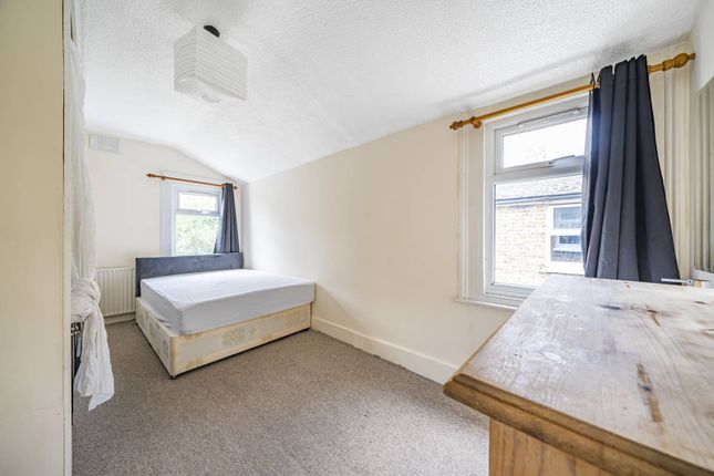 Terraced house to rent in Trevelyan Road, Tooting, London