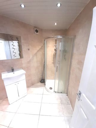 7 Selan Gardens, (Room), Hayes photo 4