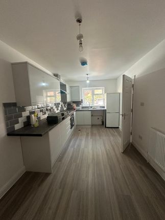 Four Bedroom House With Two Bathrooms Close To Ilford Station