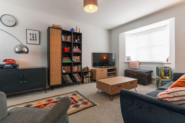 17 Foxglove Avenue, Leicester photo 3
