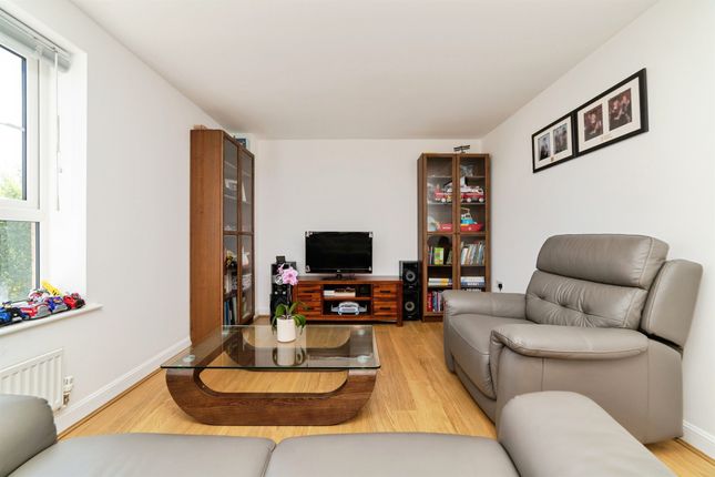 6, Peregrine Way, Hatfield photo 4