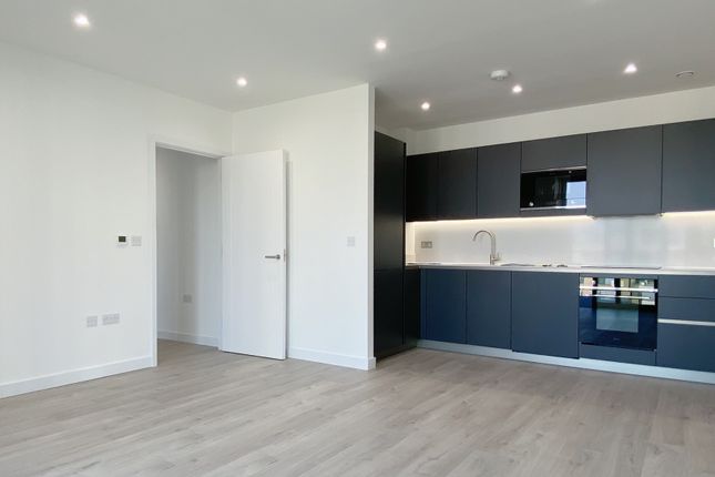 Thumbnail Triplex to rent in Coster Avenue, London