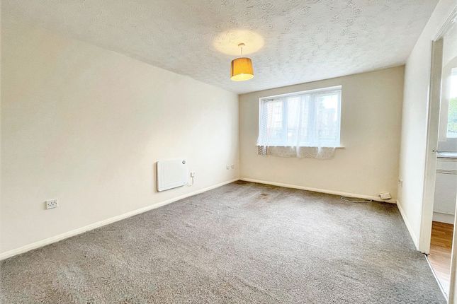 12 Honey Close, Dagenham photo 2