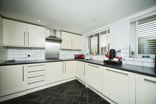 8, Parrett Mead, Taunton photo 3