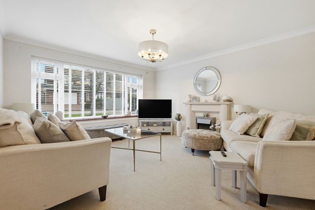 9 Throwley Close, Basildon, Essex photo 4