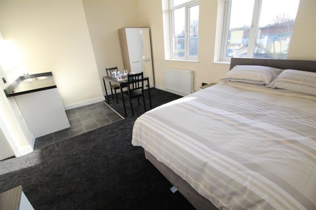 Room to rent in Gas House Yard, Oakenshaw, Bradford