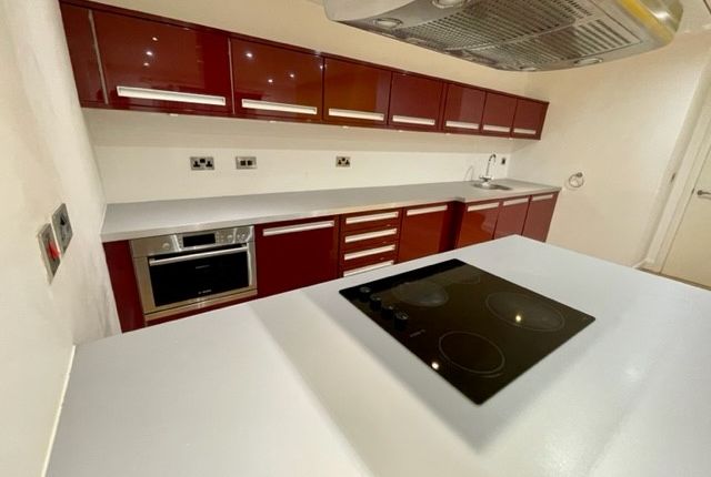 Apt 3, Manchester photo 3