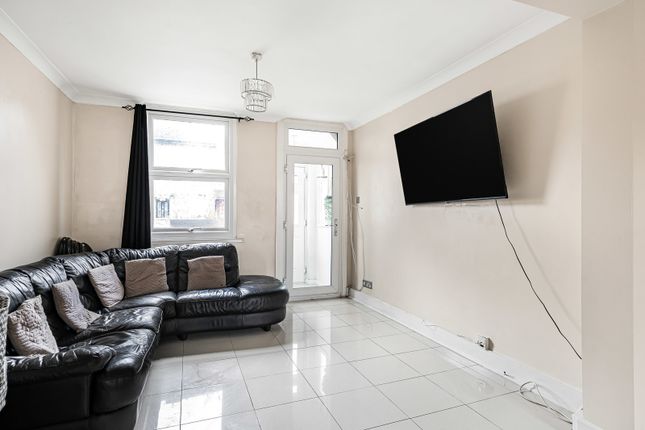 23, Farnell Road, Surrey photo 3