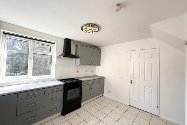 56, Chaucer Avenue, West Yorkshire photo 2