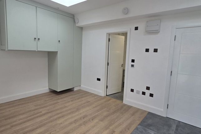 Flat 2, 8, Banstock Road, Edgware photo 2