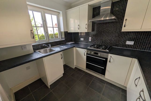 8 Warren Avenue, Saxmundham photo 2