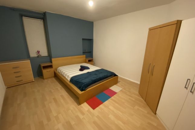 Thumbnail Shared accommodation to rent in Hilary Road, London