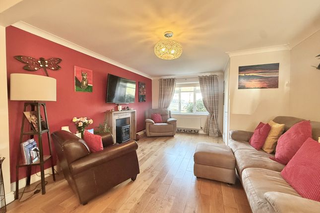 25, Oak Tree Close, Great Yarmouth photo 3