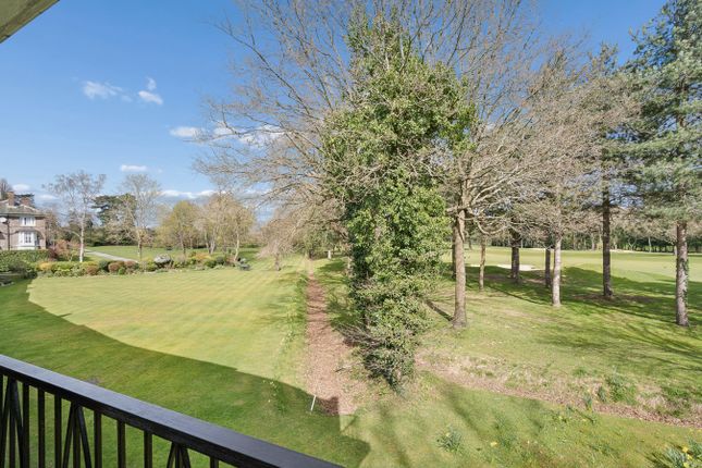35, Park Lawn, Farnham Royal photo 3