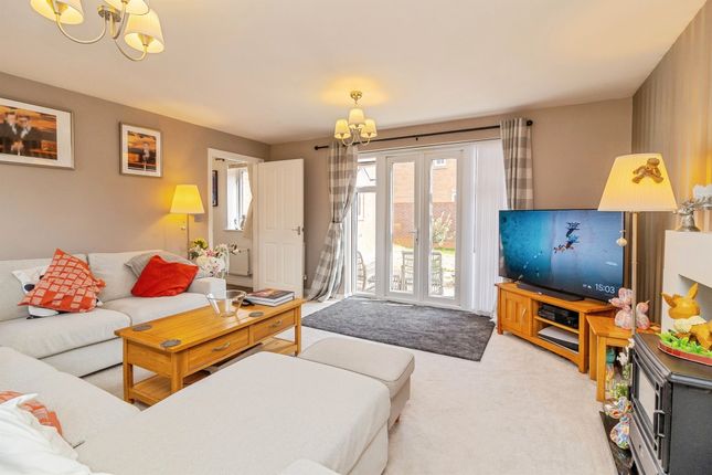 8, Aylesbury Drive, Dunstable photo 4