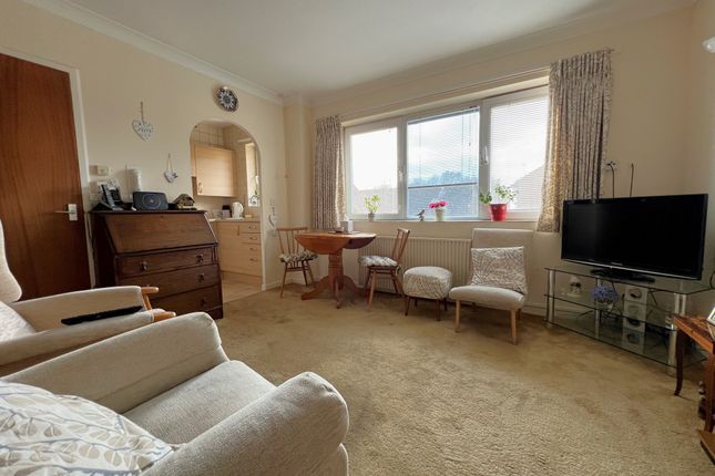 18 Homeborough House, Brinton Lane  photo 3