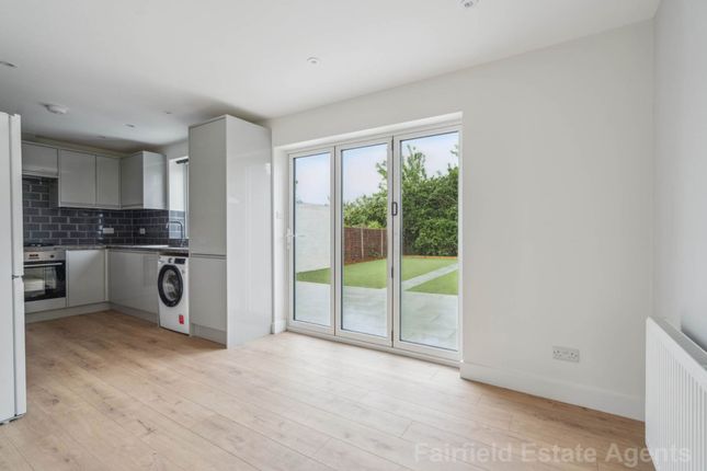 15 Hoylake Gardens, Watford photo 2