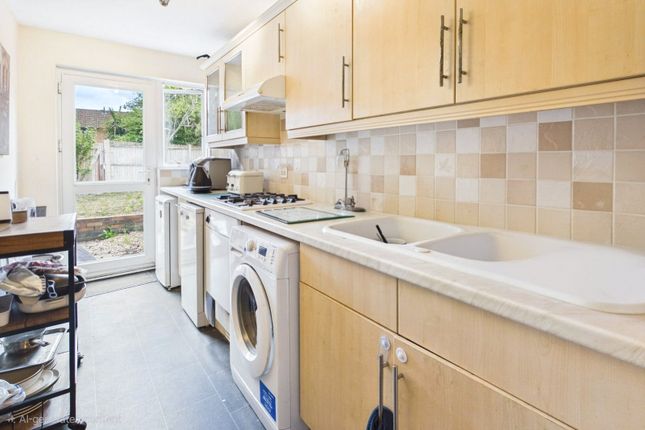 24, Wenlock Way, Berkshire photo 4