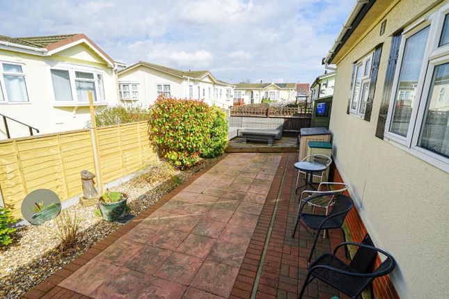 Mobile/park home for sale in The Vyne, Weston Avenue, Leighton Buzzard