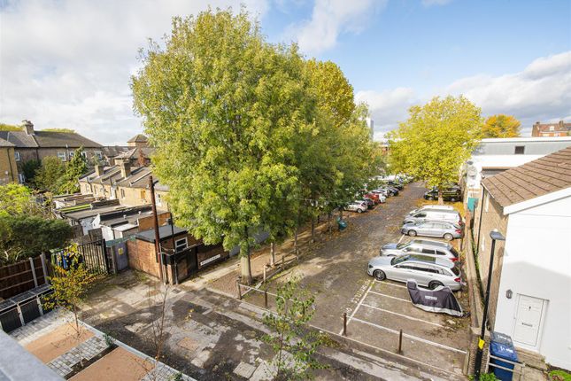 Town house to rent in Boston Road, Hanwell