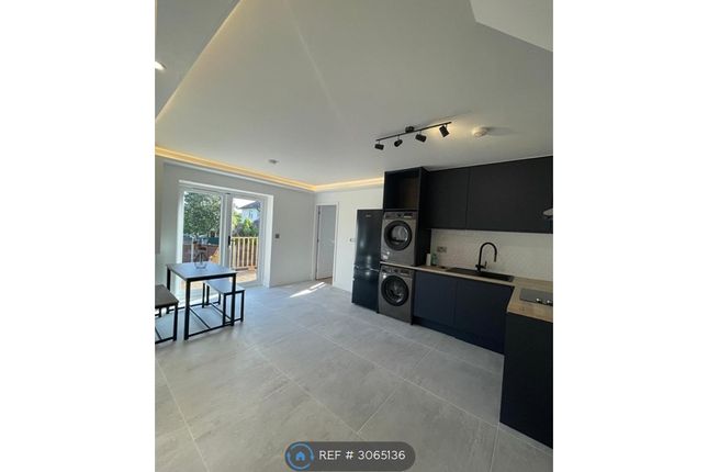 Ground Floor Flat With Garden  Windmill Lane, Greenford, Ealing photo 3