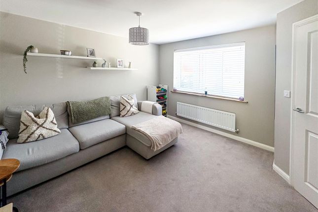 33, Linseed Way, Arundel photo 4