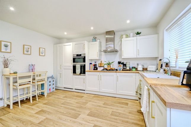 2, Vinners Close, Salisbury photo 4