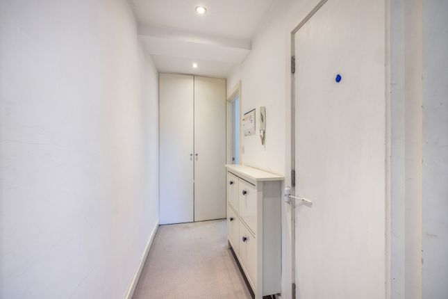 Flat 3, 309a Kennington Road, London photo 4
