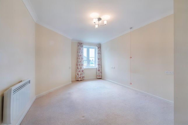 Flat for sale in Foxhall Court, School Lane, Banbury