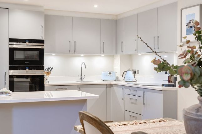 110 King Edward VII Apts Kings Drive, Midhurst, Midhurst photo 3