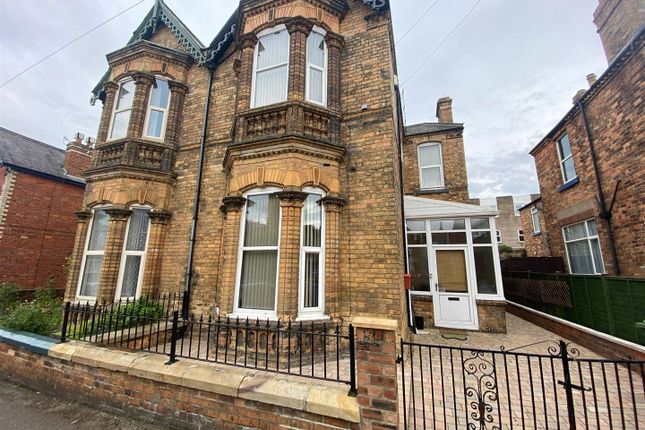 Flat to rent in Oak Road, Scarborough