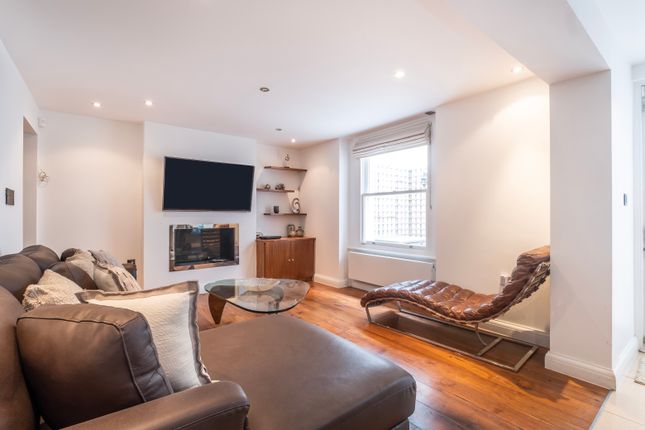 Flat for sale in Gloucester Mews, London