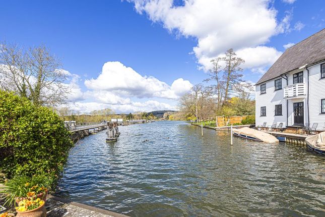 Thumbnail Flat for sale in Henley-On-Thames, Henley-On-Thames