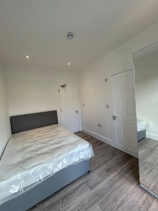 Room to rent in Oakdale Avenue, Northwood