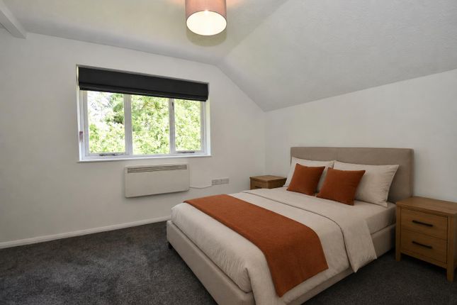9, Woodlands, Horley photo 4