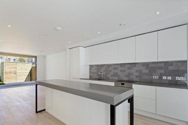 Royal Crest Avenue, London photo 4