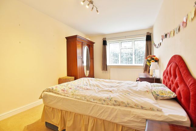 Flat for sale in Syon Lane, Isleworth